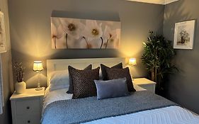 Holly Lodge - 2 X Kingsize Bedrooms With Private Entrance And Free Parking-New Shower Room